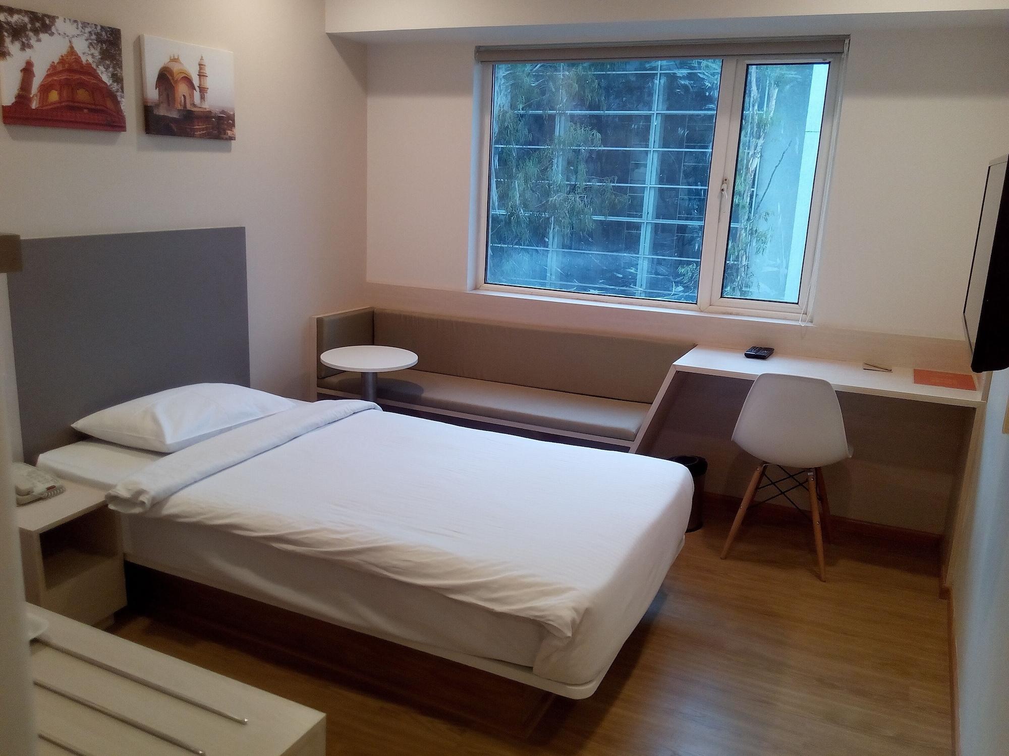 Surat Hotel Екстериор снимка