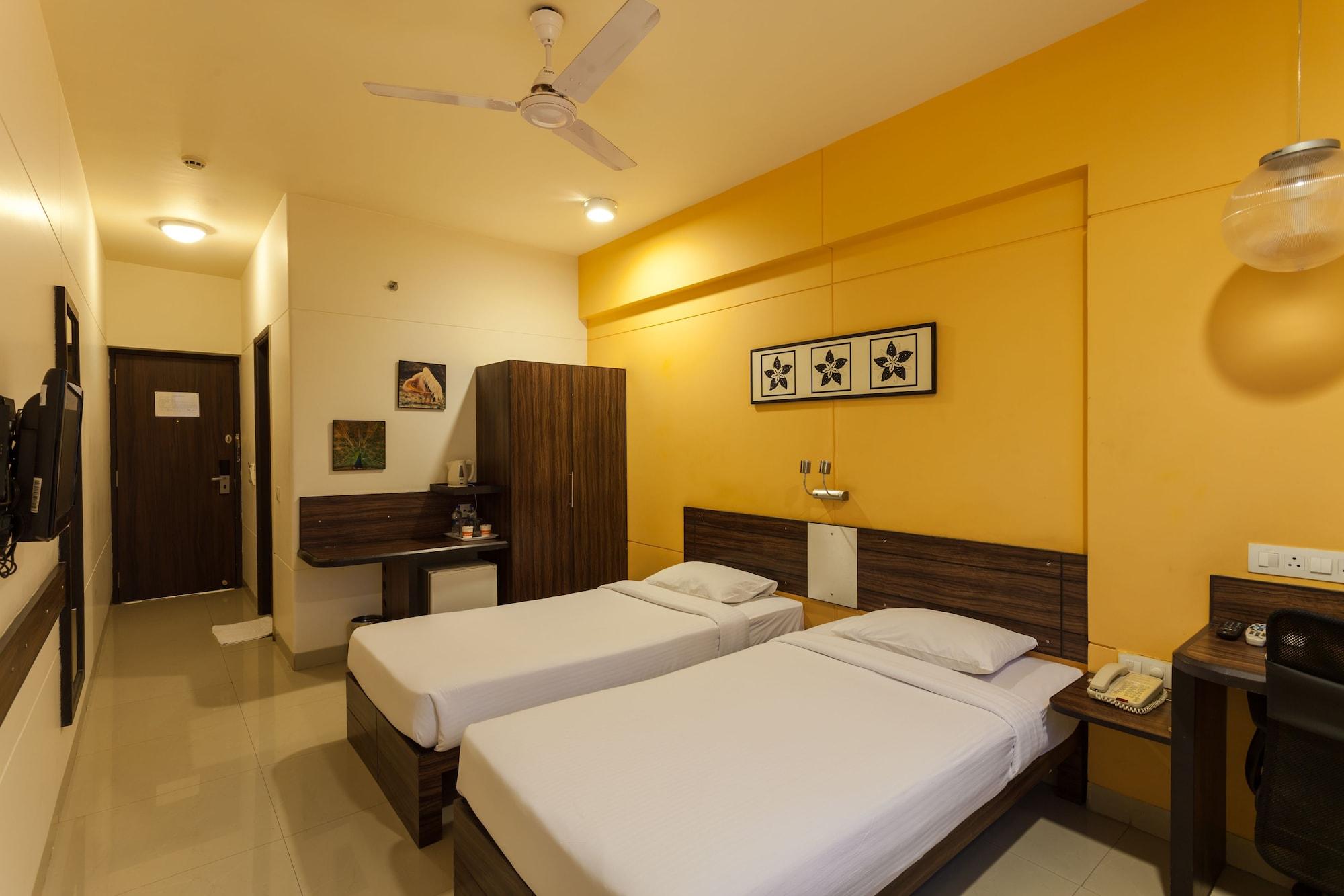 Surat Hotel Екстериор снимка