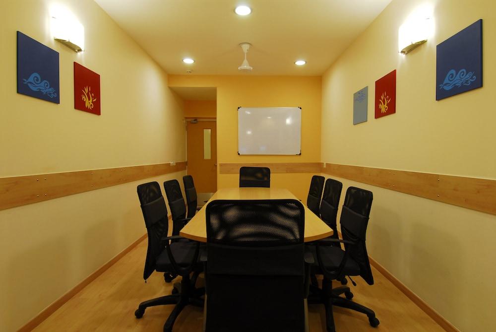 Surat Hotel Екстериор снимка