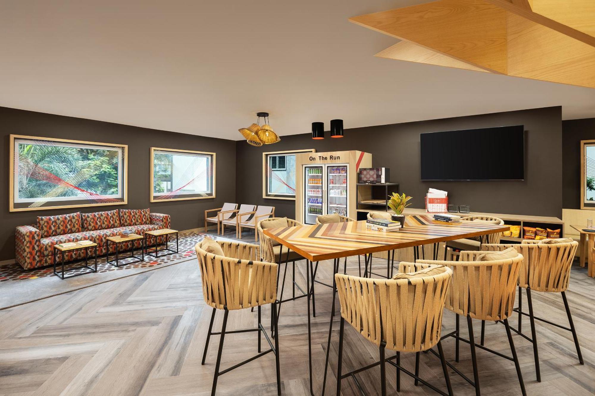 Surat Hotel Екстериор снимка
