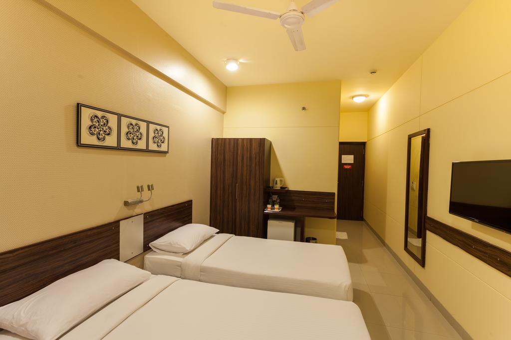 Surat Hotel Екстериор снимка