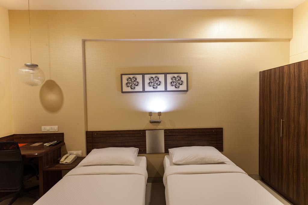 Surat Hotel Екстериор снимка
