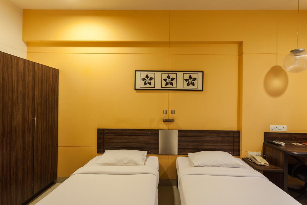 Surat Hotel Екстериор снимка