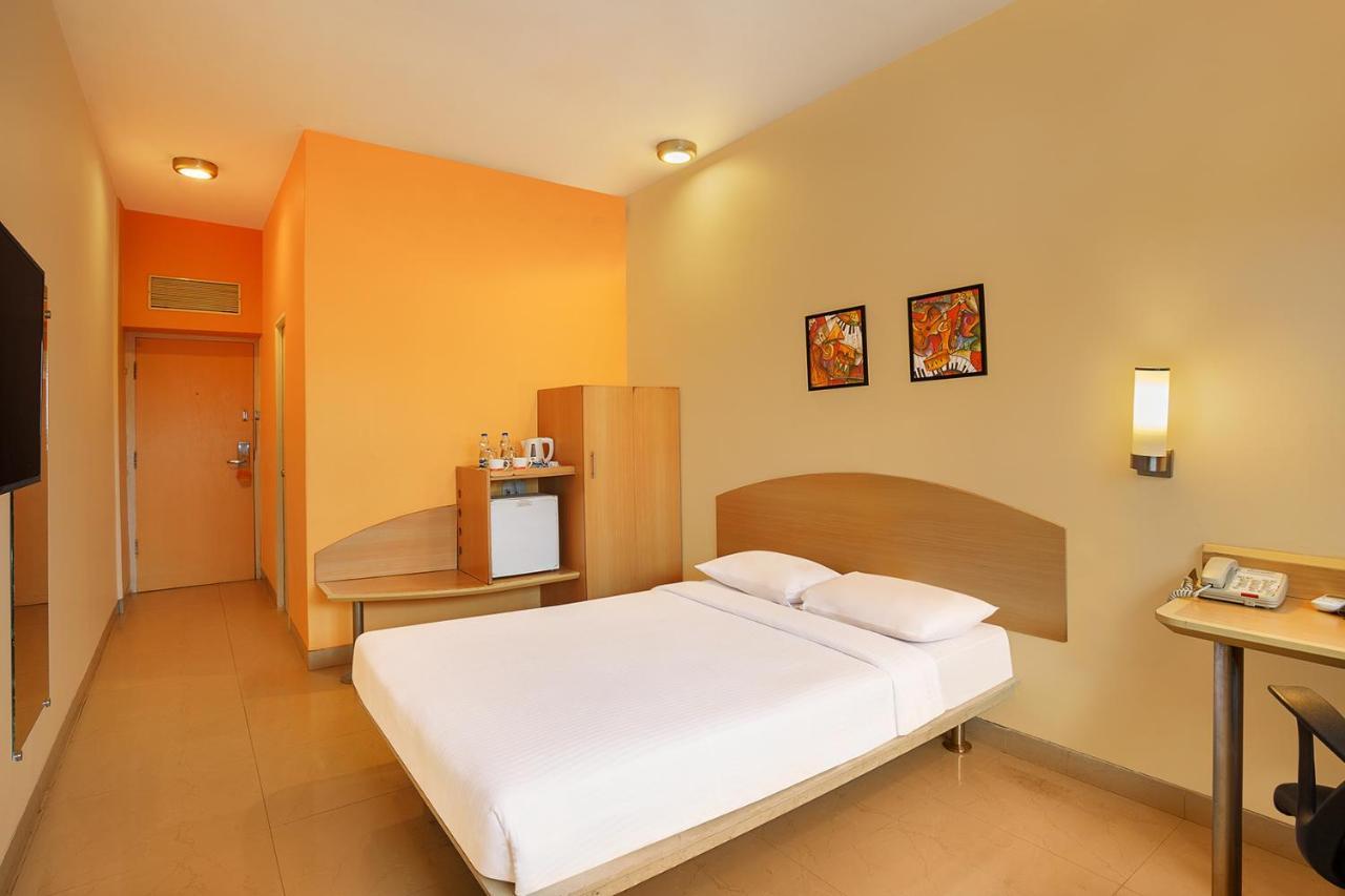 Surat Hotel Екстериор снимка
